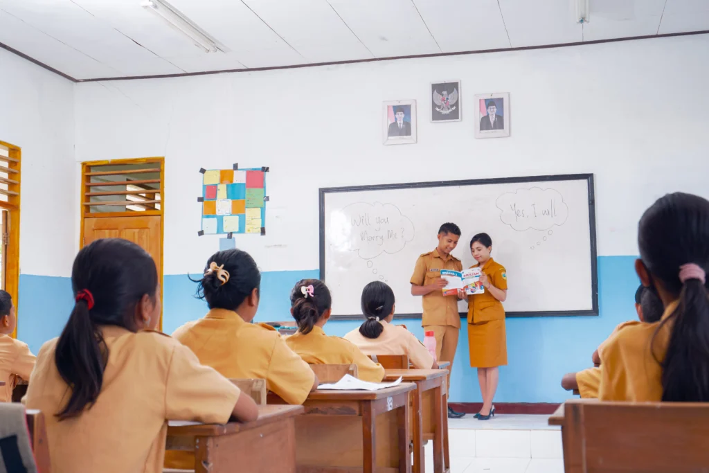 Guru Sekolah Dasar: Peran Penting dalam Membentuk Karakter Siswa